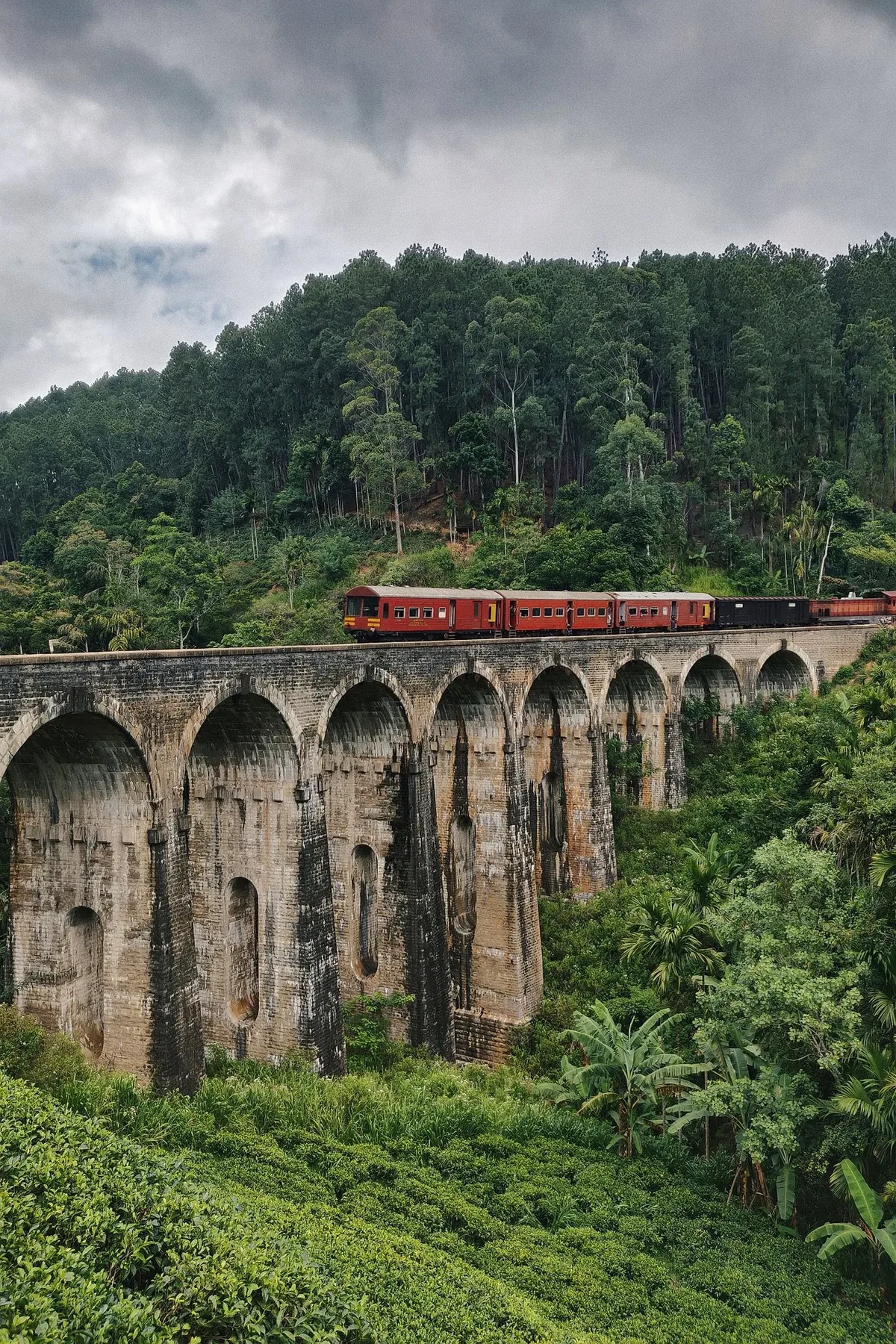 A train crossing the Nine Arch Bridge in Ella